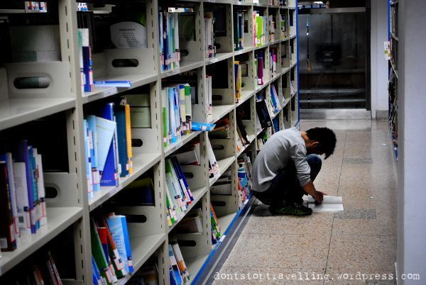 Fotos de Shanghai: chino leyendo en el suelo